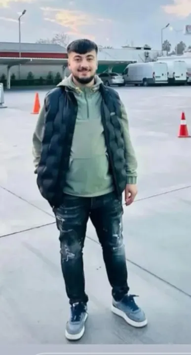 Düğünü izlerken tabanca ile vurulan genç öldü