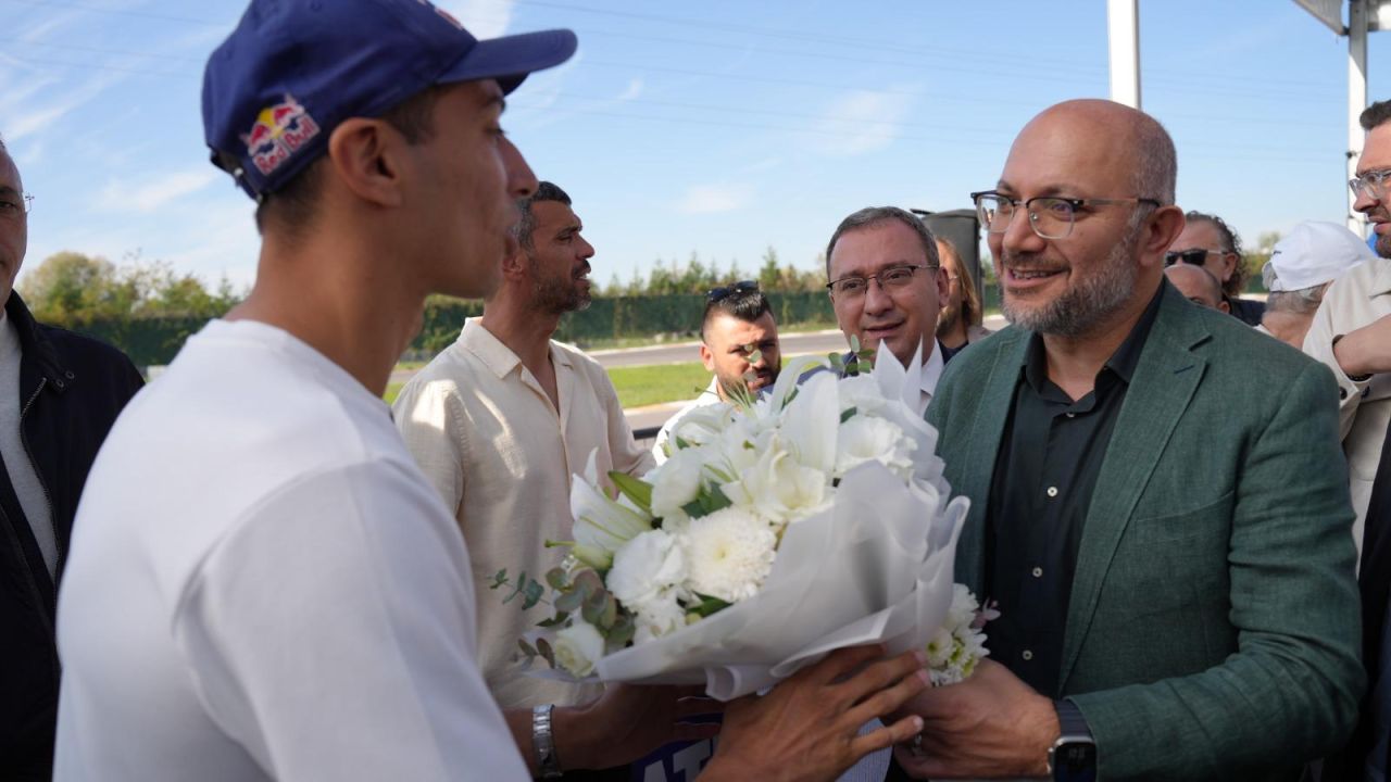 Dünya Şampiyonu Razgatlıoğlu’nu çiçeklerle karşıladılar