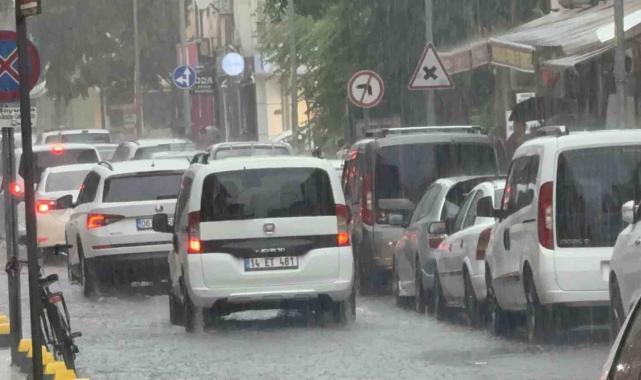 Düzce'de sağanak yağış 5 dakikada sokakları göle çevirdi