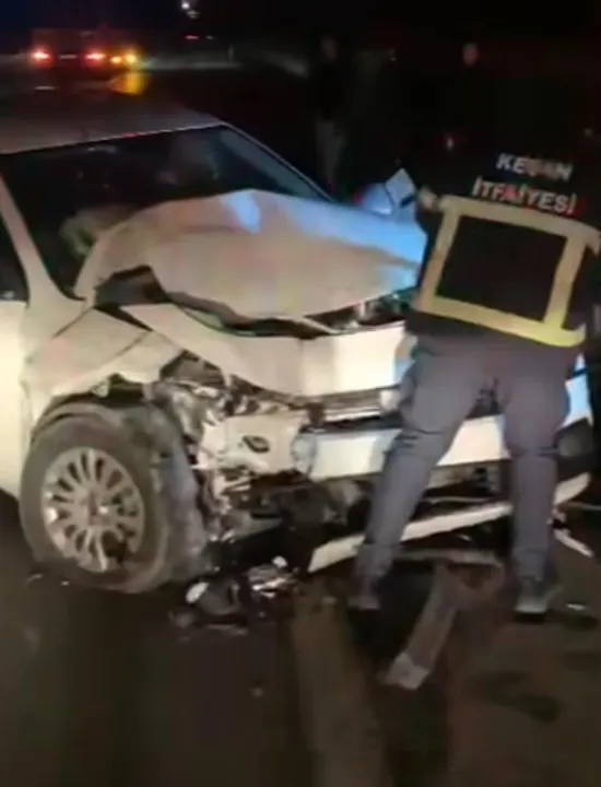 Edirne'de iki otomobilin çarpıştığı kazada 5 kişi yaralandı