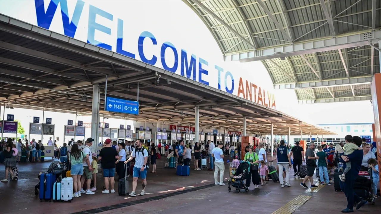 Ege ve Akdeniz'deki havalimanları yaz sezonunda turistlerle rekora uçtu
