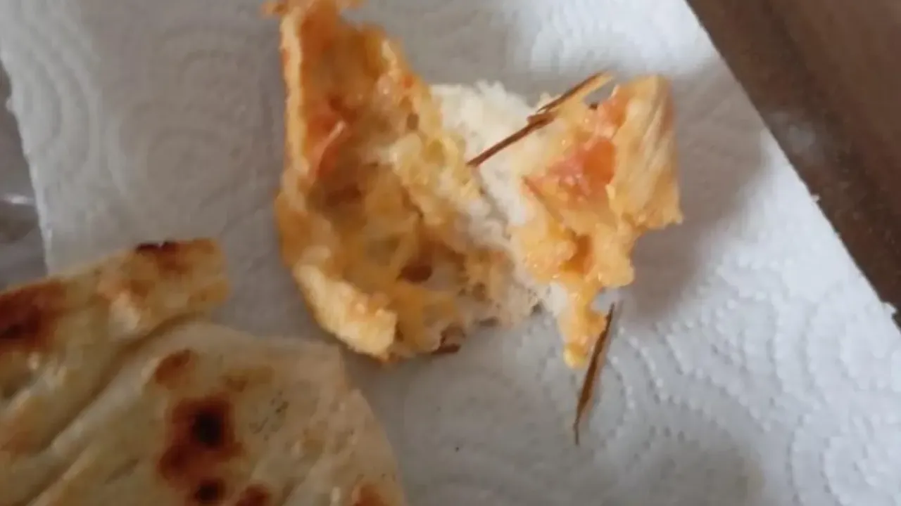 Elazığ’da ekmeğin içerisinden odun parçaları çıktı