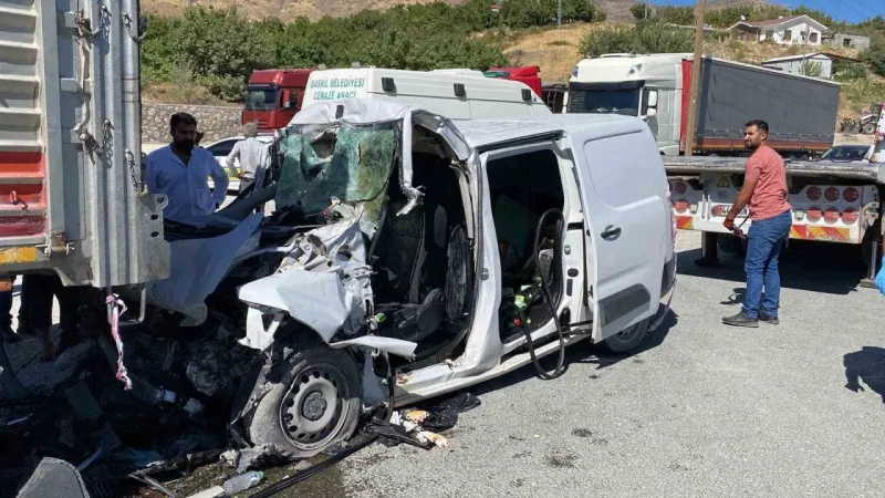 Elazığ’da hafif ticari araç tırın altına girdi: 1 ölü