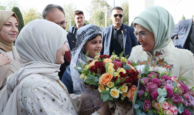 Emine Erdoğan: "Siirt'te gösterdiğiniz kardeşliği hiç unutmadık, unutmuyoruz"