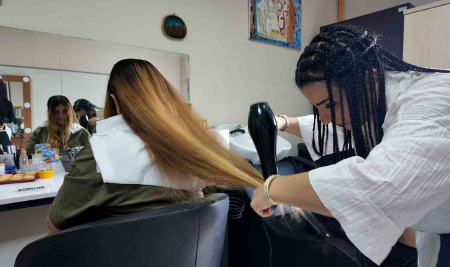 En özel kuaförler yeteneklerini anneleriyle paylaştı
