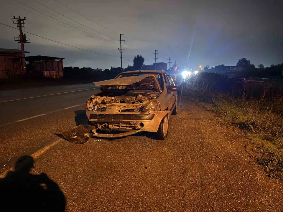 Erenler'de iki otomobil çarpıştı: 3 yaralı