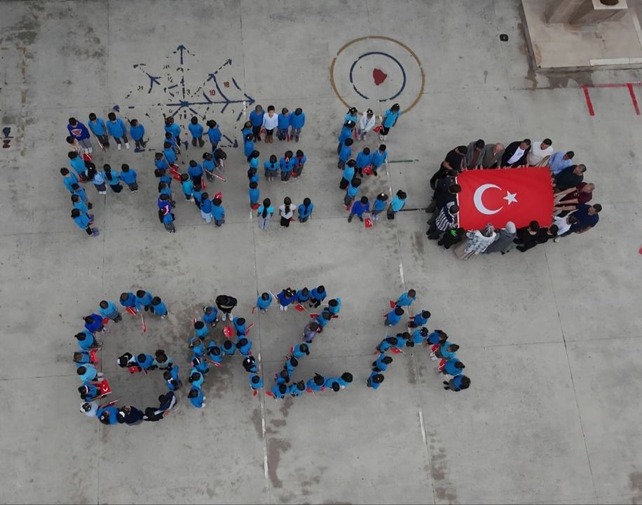 Erenler Nurettin Tepe İlkokulu'ndan Filistin'e destek gösterisi