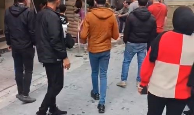 Esenyurt'ta inşaata getirilen kum sokağı kapatıp araçlara hasar verince ortalık karıştı