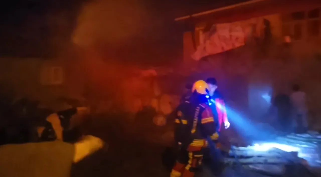 Evin altında bulunan ahırda yangın çıktı