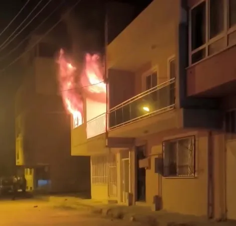 Evini ateşe veren baba öldü, oğlu yaralandı