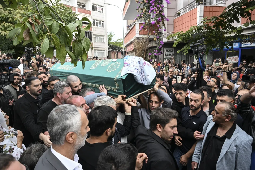 Evinin terasından düşerek can veren şarkıcı "Güllü" toprağa verildi
