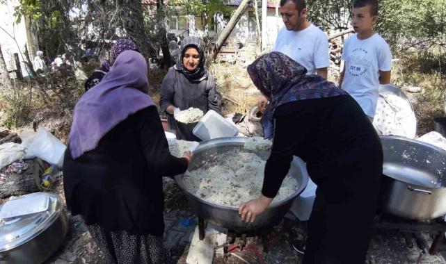 Geleneksel Hacet Bayramı'nda dağıtılan yemek için 150 kilo pirinç ve 200 kilo et kullanıldı