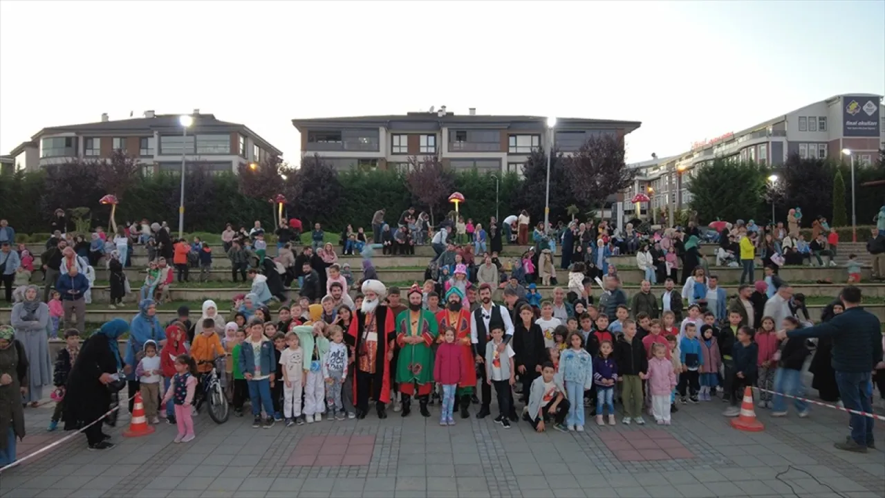 Geleneksel karakterleri canlandıran imamlar çocuklara milli ve manevi değerleri tiyatroyla anlatıyor