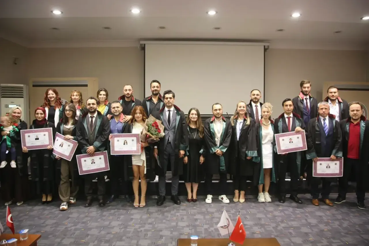 Genç avukatlar cübbe giydi