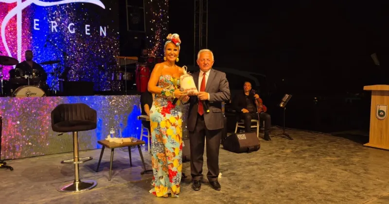Gülben Ergen Edirne'deki festivalde sahne aldı