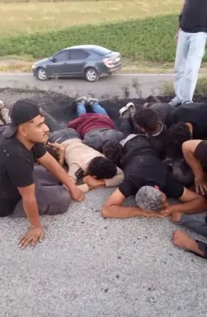 Hatay’da film gibi kaza: Koyun sürüsüne çarpan otomobilden 14 kaçak göçmen çıktı!