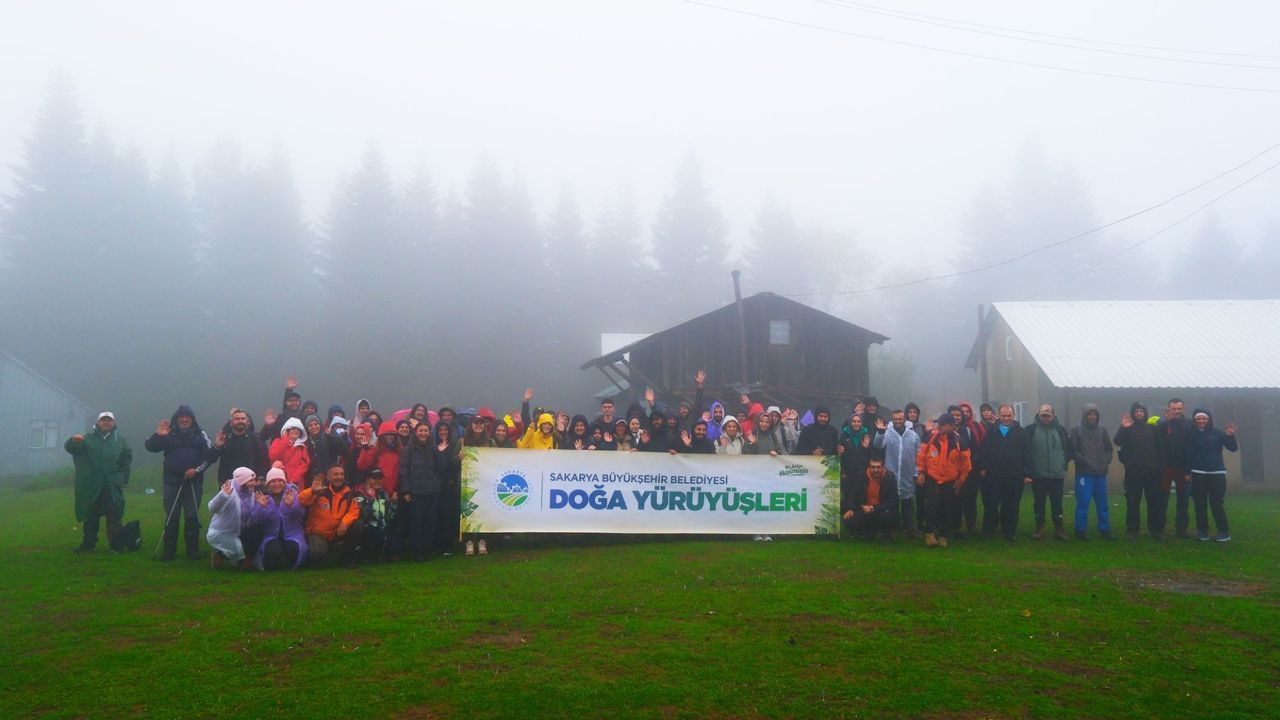 Hendek’te sonbahar büyüsü... Doğayla iç içe 16 kilometre yürüdüler