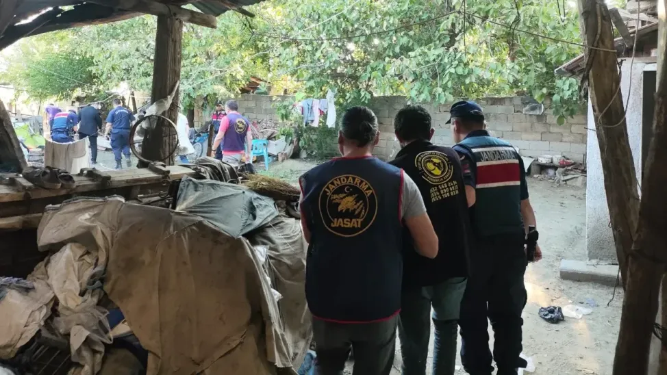 İçkisine karışan babaannesini başına tüple vurarak öldürdü