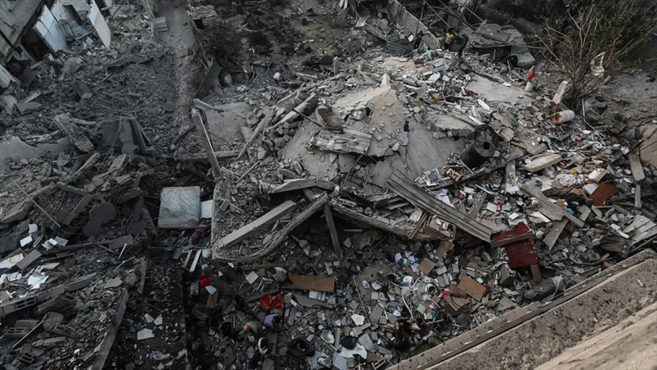 İsrail'in Gazze'de iki evi bombalaması sonucu 10 Filistinli hayatını kaybetti