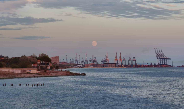 İstanbul'da dolunay Ambarlı limanıyla görüntülendi