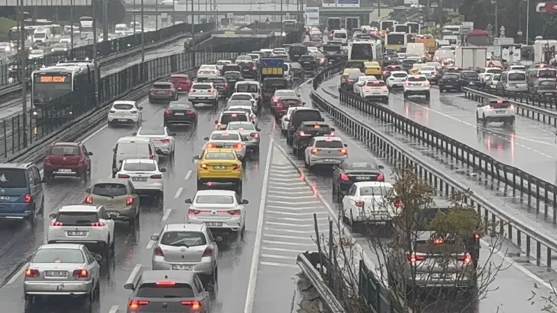 İstanbul'da trafik yoğunluğu yüzde 80'e ulaştı