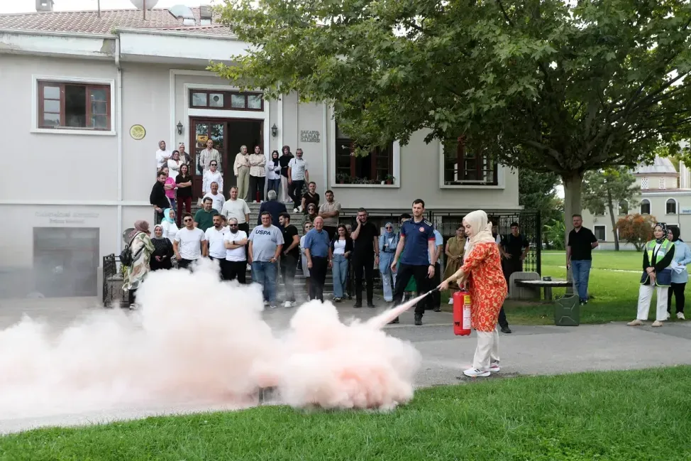 İtfaiyeden Büyükşehir Belediyesi'nde yangına müdahale eğitimi