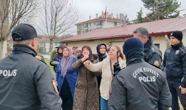 Kadınlardan mahalleye yapılacak baz istasyonuna ve erkeklere tepki