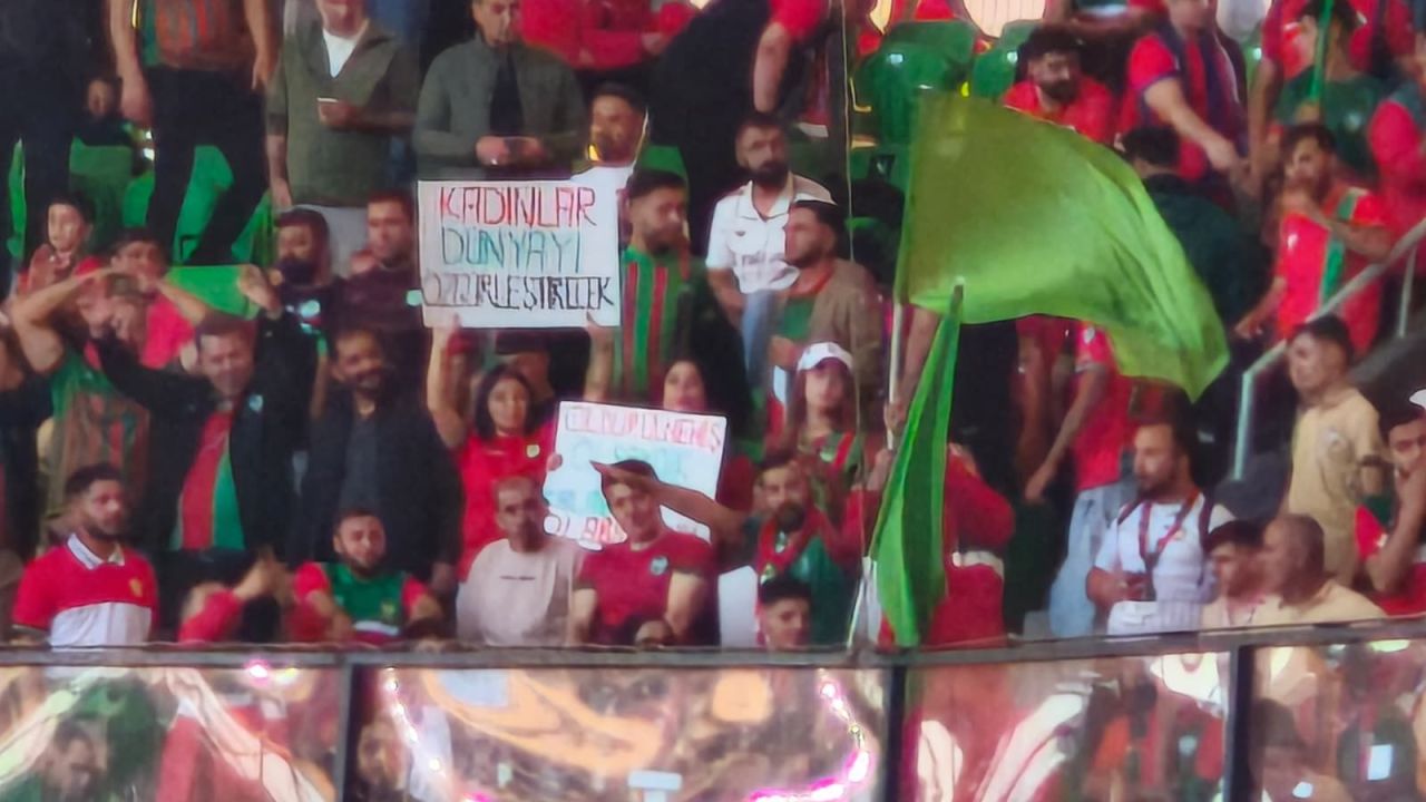 Kadınların açtığı o pankart dikkat çekti