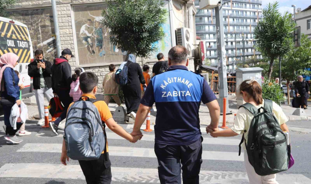 Kağıthane'de çocukların güvenliği için okul önlerinde denetimler sıklaştırıldı