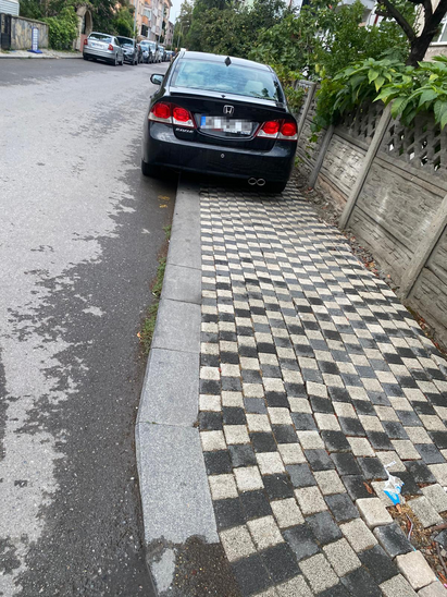 Kaldırımlar ve bisiklet yolu şu an için otoparka döndü!