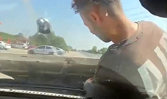 Kaput üzerinde giderek motoru kontrol ettiler