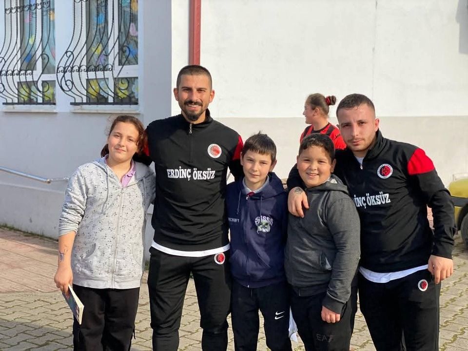Karapınarsorlu futbolculardan öğrencilere sürpriz ziyaret