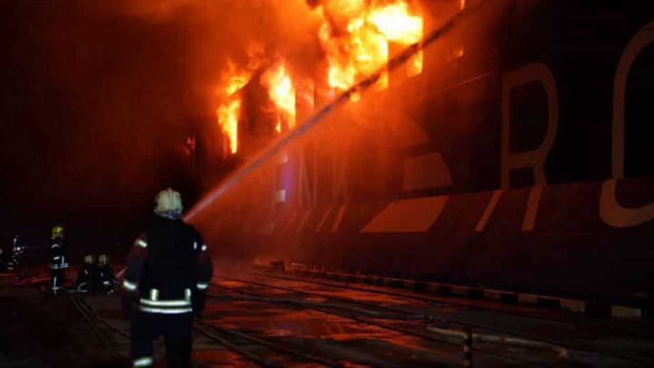 Karasu'dan hareket eden gemi vurulmuştu. Söndürme çalışmalarına ait görüntüler ortaya çıktı