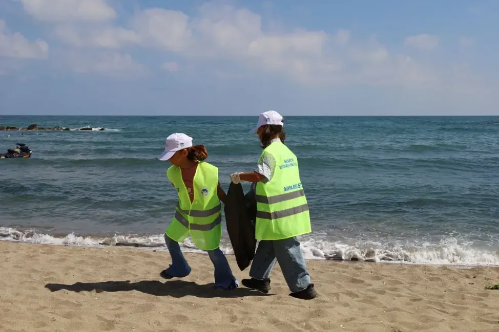 Karasu Sahili'nde 'plogging' akımı: Gençler ve çocuklar sahip şeridini temizledi