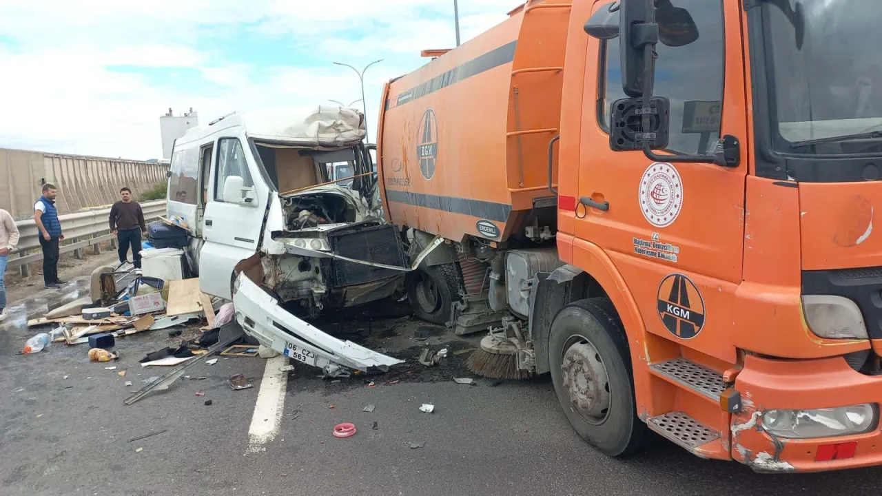 Karayolları temizlik aracına çarpan motokaravanın sürücüsü öldü, eşi yaralandı