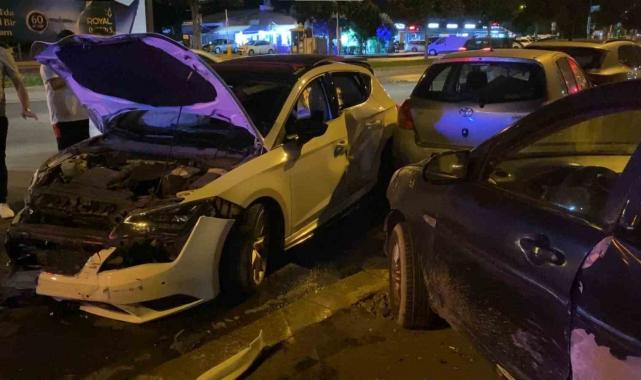Kartal'da kontrolden çıkan otomobil park halindeki araçlara çarptı: 2 yaralı