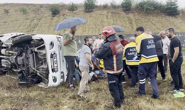 Kayganlaşan yolda minibüs devrildi: 3 yaralı