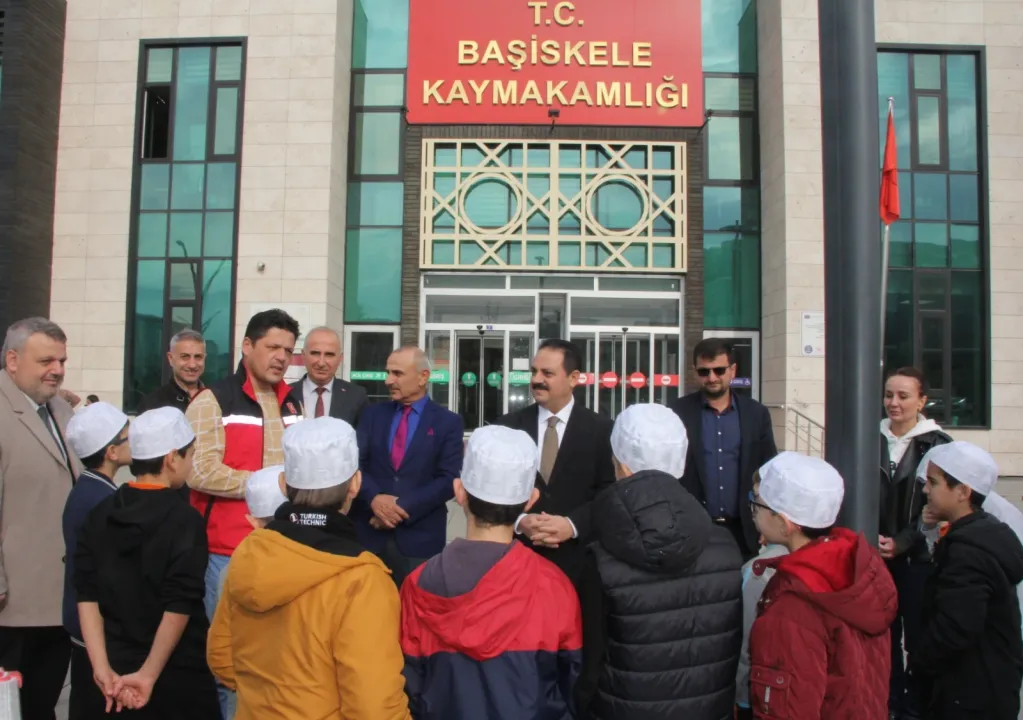 Kaymakam ile öğrenciler zeytin hasadı yaptı