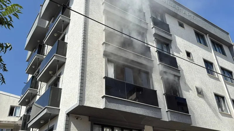 Kocaeli'de apartman dairesinde çıkan yangın hasara neden oldu