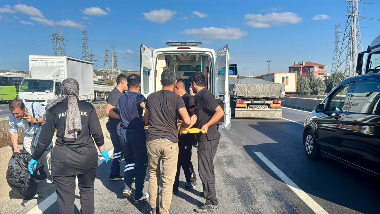 Kocaeli'de çekicinin çarpması sonucu devrildiği iddia edilen otomobildeki 3 kişi yaralandı