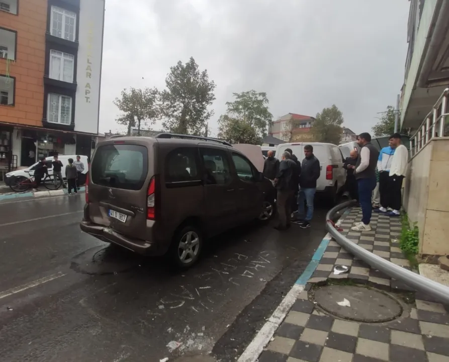 Kocaeli'de freni boşalan tanker 8 araca çarparak durdu
