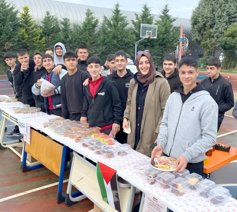 Kocaeli'de lise öğrencileri Gazze yararına kermes düzenledi