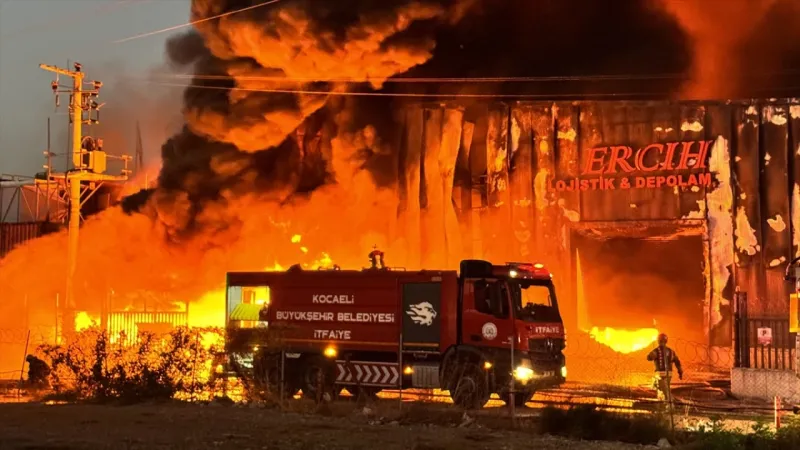 Kocaeli'de lojistik deposunda çıkan yangına müdahale ediliyor