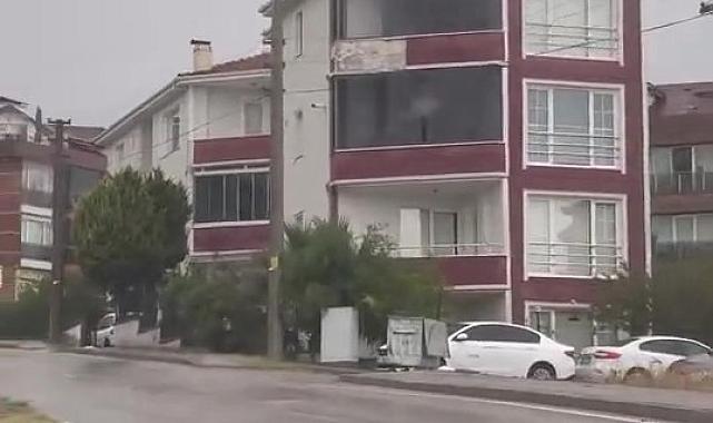 Kocaeli'de sağanak: Yıldırım evin çatısına düştü