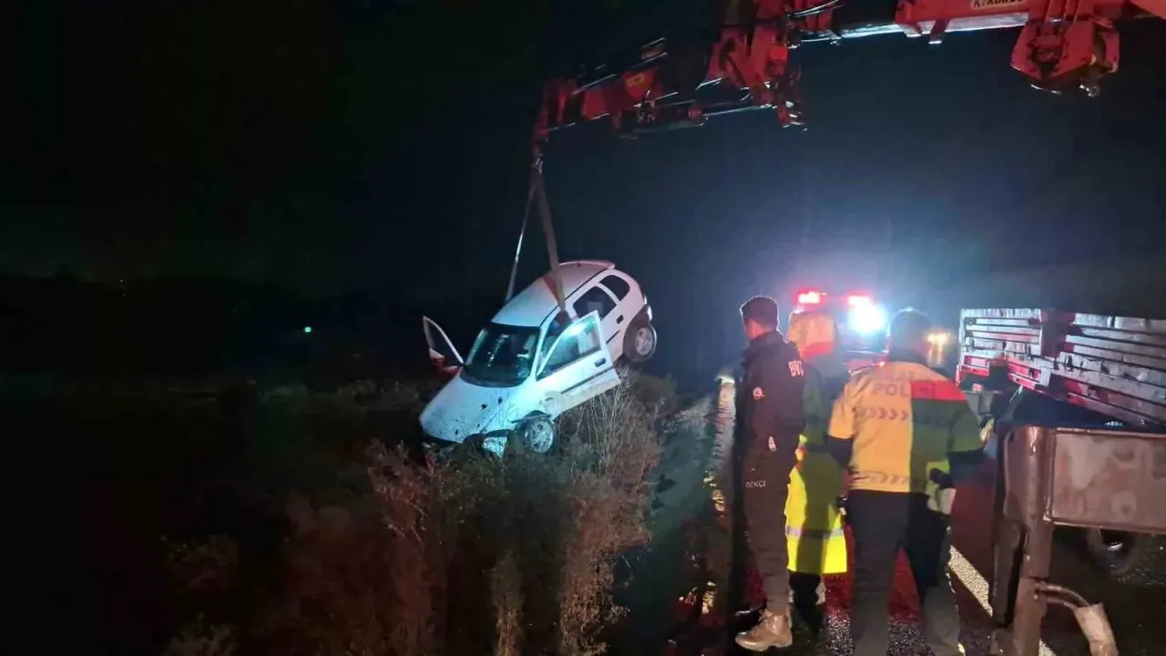 Kontrolden çıkan otomobil tarlaya uçtu: Sürücü yaralandı