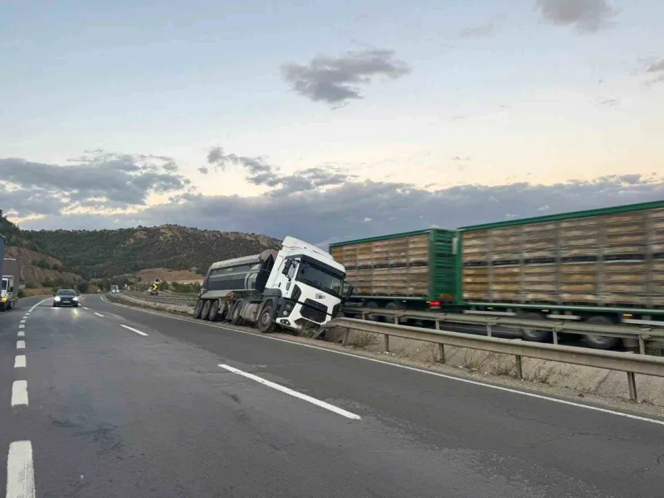 Kontrolden çıkan tır orta refüje çarptı: 1 yaralı