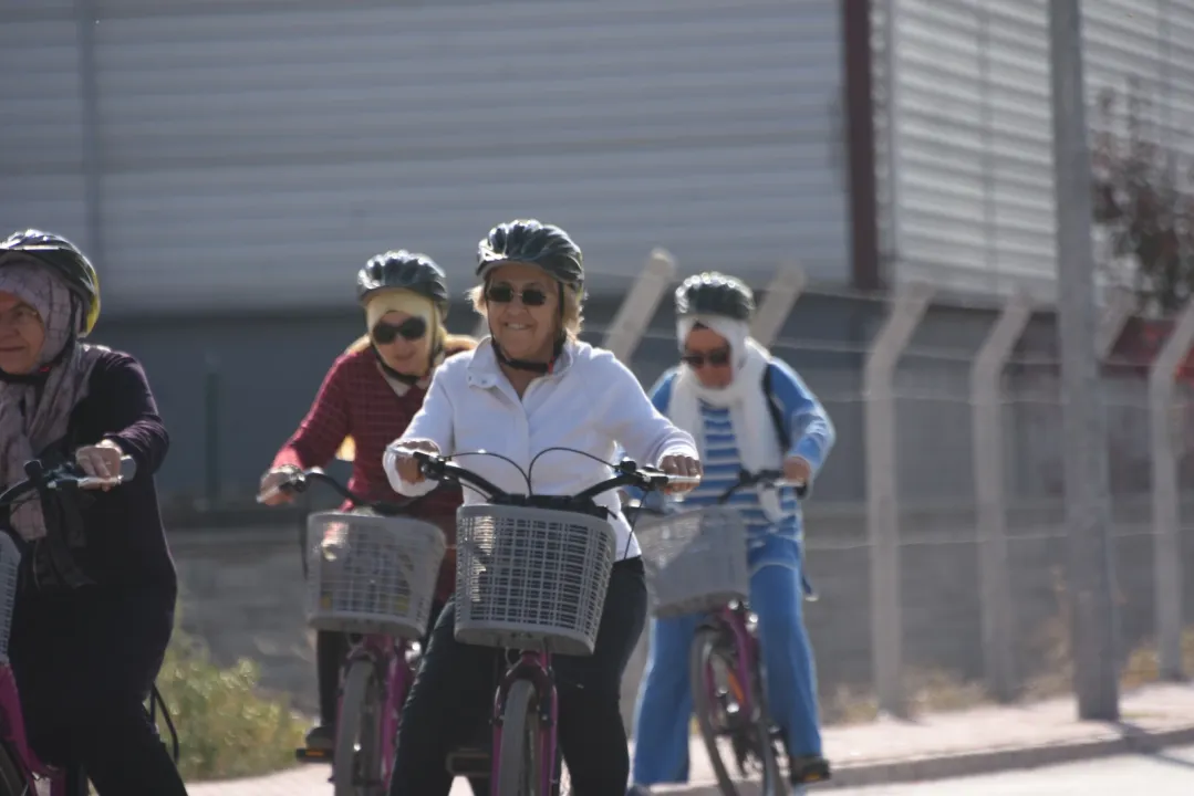 Konyalı kadınlar, bisiklet kullanmayı öğreniyor
