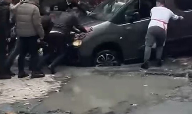 Küçükçekmece'de yağmur sonrası çöken yolda, araçlar çukura düştü