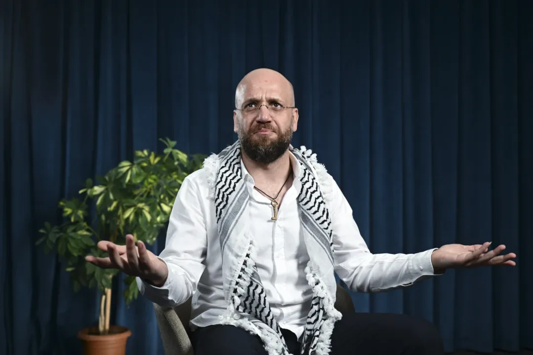 Küresel Sumud Filosu'na katıldığı için filminin dağıtımına engel olunan yönetmen özür bekliyor