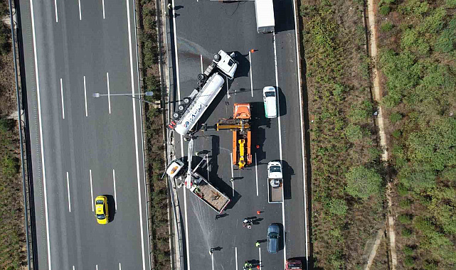 Kuzey Marmara Otoyolu'nda tır devrildi, trafik kilitlendi